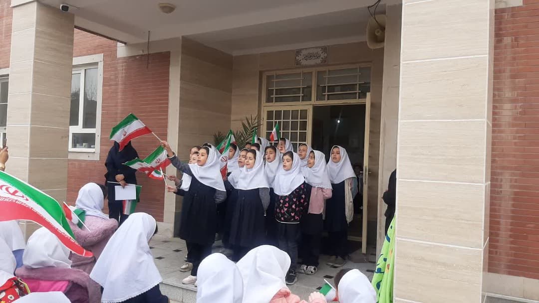 راهپیمایی در مدرسه برای ۱۳ ابان روز دانش آموز