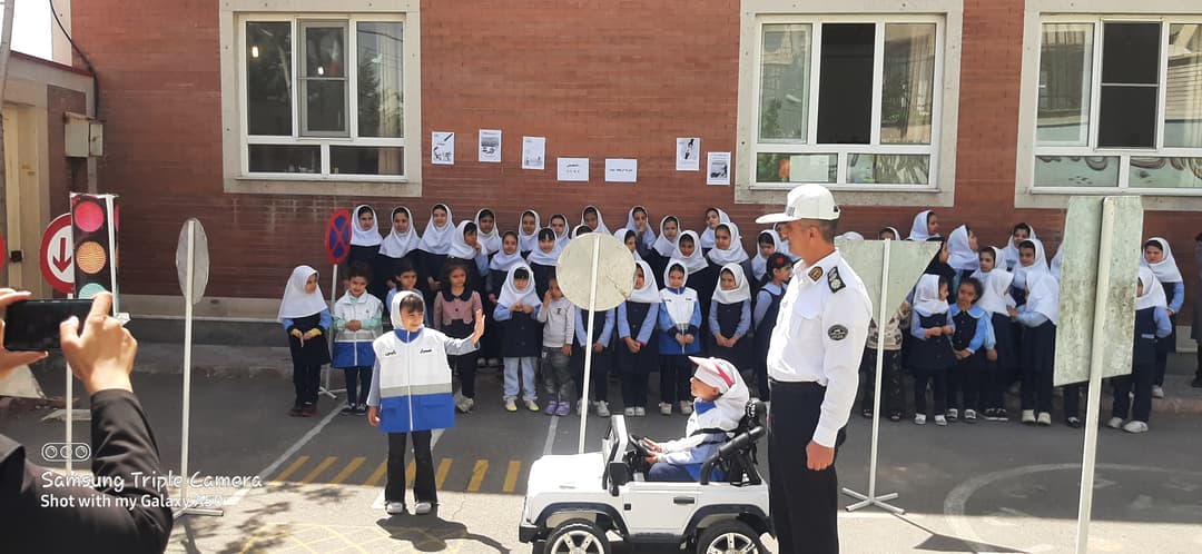 آموزش علائم راهنمایی و رانندگی توسط سرهنگ